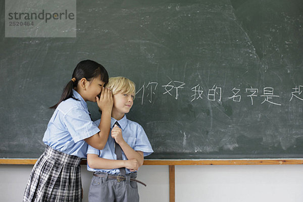 Schulkinder teilen Antworten