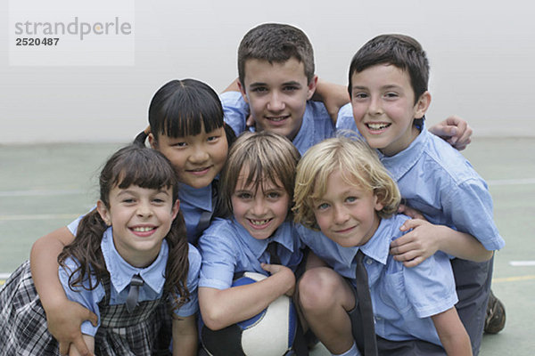 Schulkinder im Gruppenbild