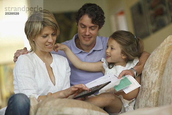 Junge Familie auf dem Sofa Budgetierung