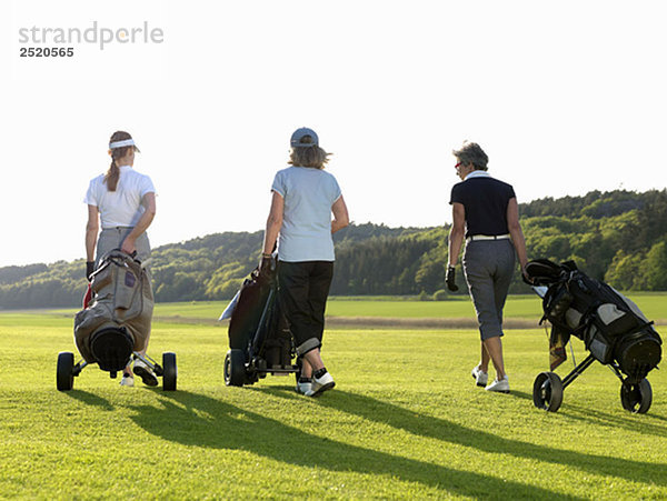 Drei Frauen auf dem Fairway