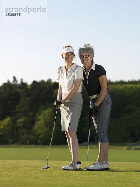 Zwei Frauen auf dem Golfplatz