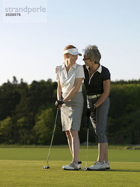 Zwei Frauen auf dem Golfplatz