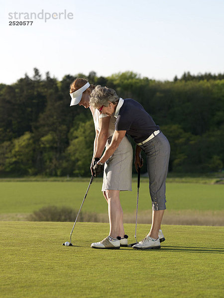 Zwei Frauen auf dem Golfplatz