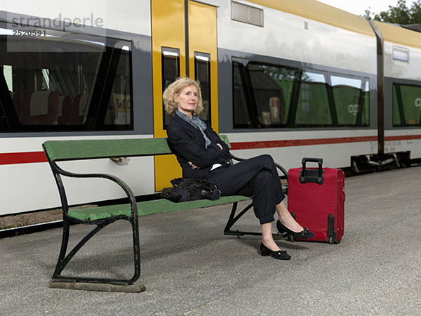 Reife Frau am Bahnhof