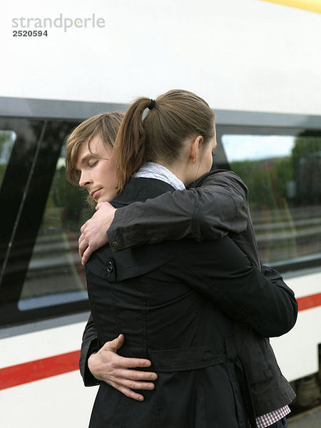 Paar umarmt den Bahnhof
