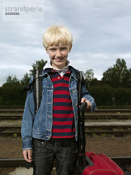 Junge auf dem Bahnhof