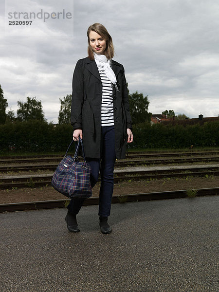 Frau auf dem Bahnhof