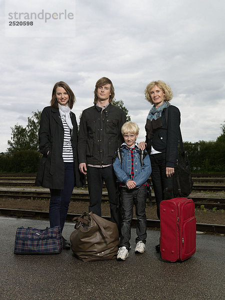 Familie am Bahnhof