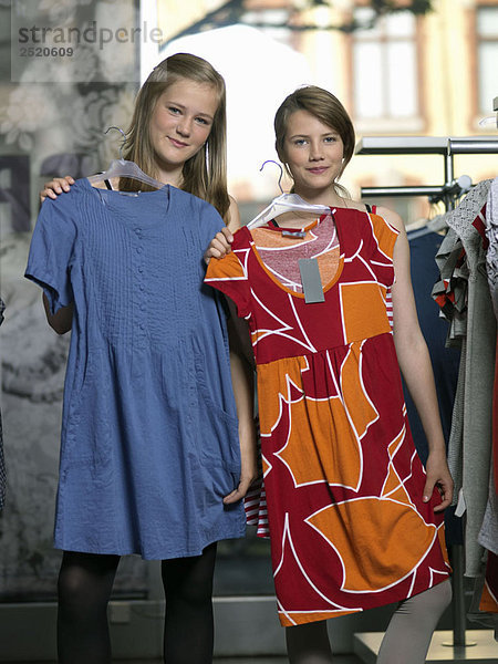 Zwei Mädchen beim Einkauf