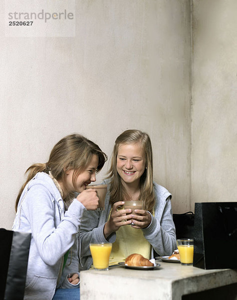 Zwei Mädchen trinken Kaffee