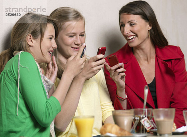 Mutter und zwei Mädchen lachend