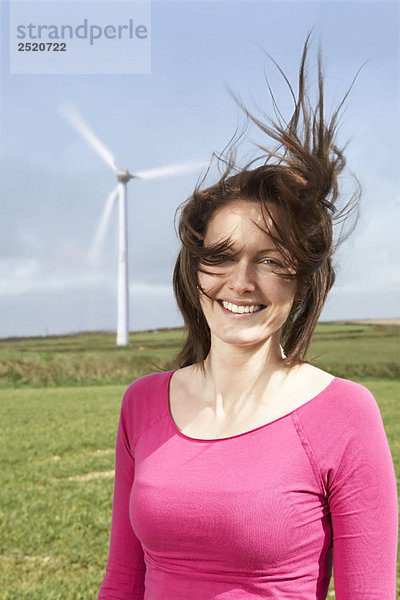 Frau mit Haaren auf einem Windpark