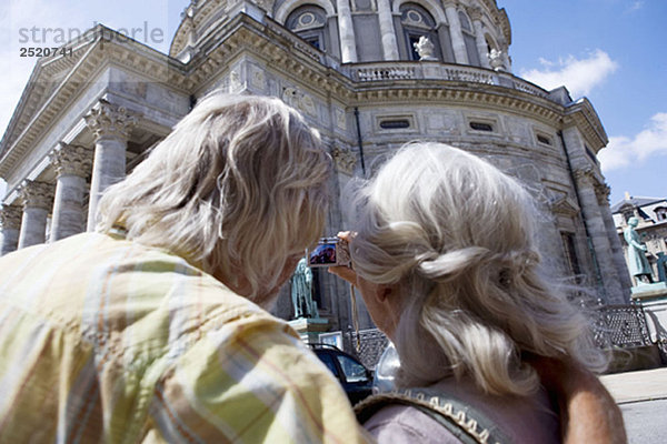 Paar fotografiert die Kirche