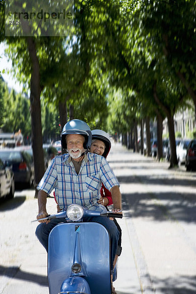 Paar auf Roller