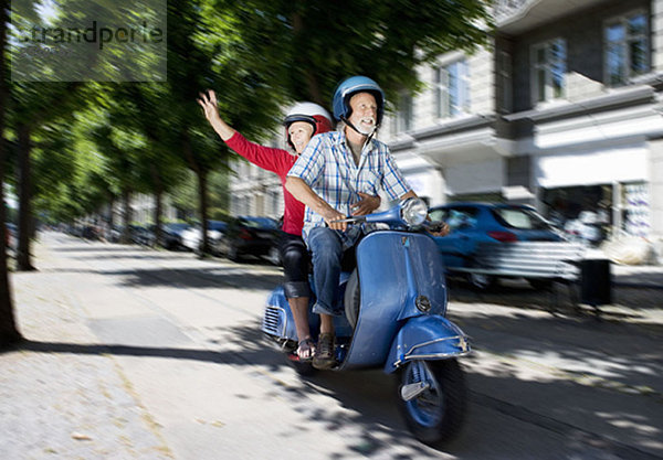 Paar auf Roller