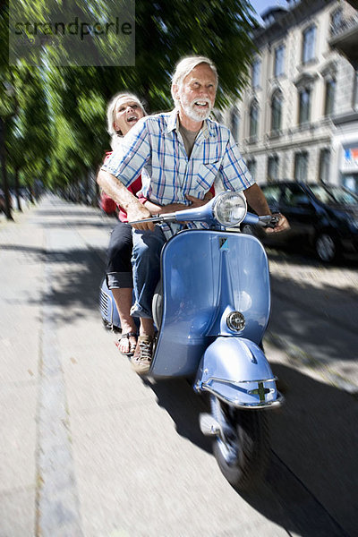 Paar auf Roller