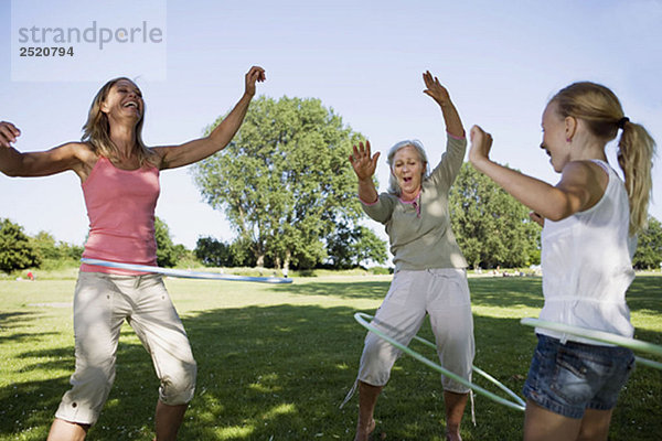 3 Generationen Frauen mit Hula-Hopfen