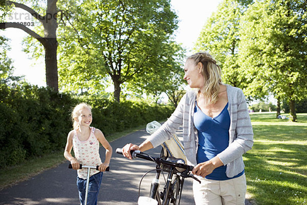 Mutter und Tochter mit Fahrrad