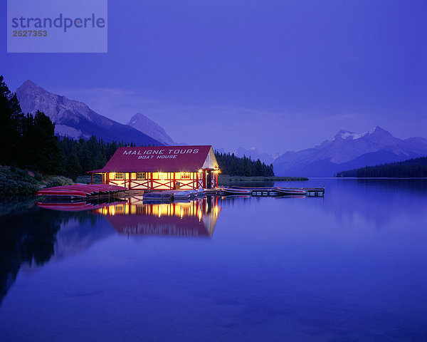 Wohnhaus See Boot Jasper Nationalpark Maligne Lake Alberta Abenddämmerung