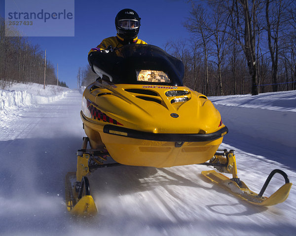 Snowmobile in Bewegung  Saint-Fortunat  Chaudiere-Appalaches Region  Quebec