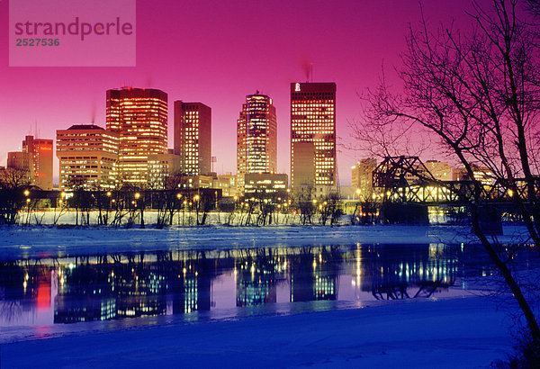 Red River und Innenstadt von Winnipeg im Winter  Manitoba