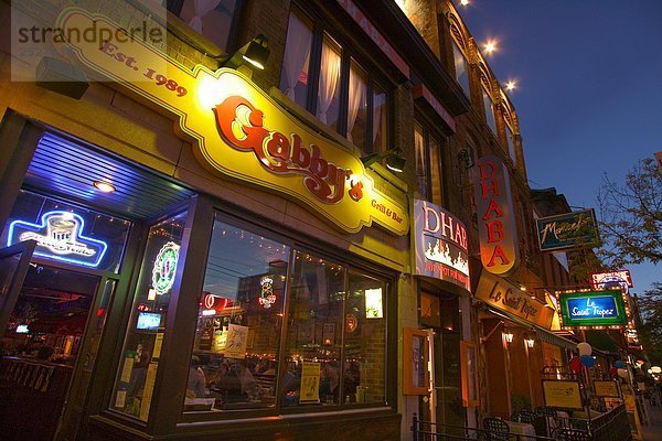 Restaurants auf King Street West in der Nacht  Toronto (Ontario)