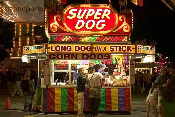 Veranstaltung Corn Dog frittierter Hotdog umhüllt mit Maisteig kanadisch Ausstellung