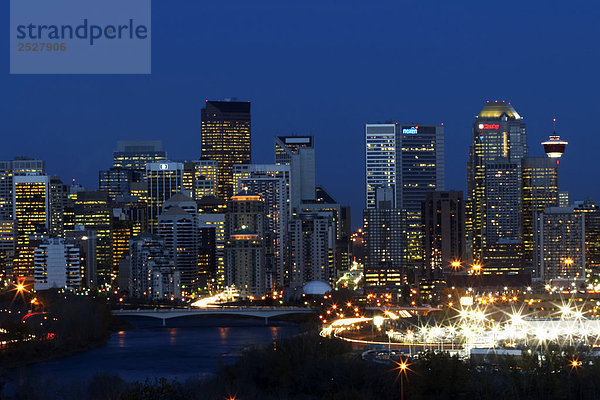 Skyline und Bow River in der Nacht  Calgary  Alberta.