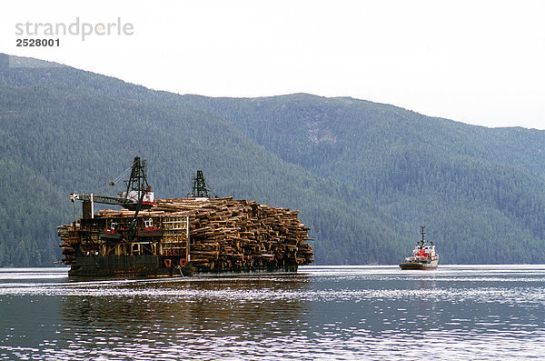 Schleppers und Barge volle Bauholz  nahe Princess Royal Island  North Coast von British Columbia.