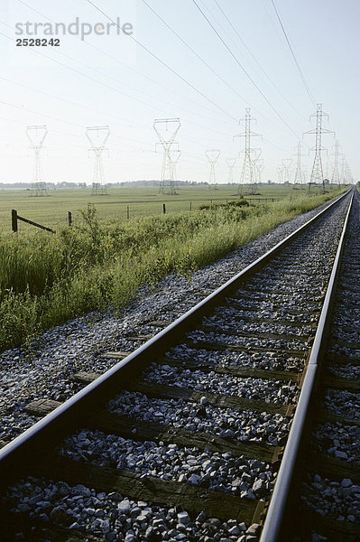 Eisenbahngleisen und Stromleitungen  Nanticoke  Ontario