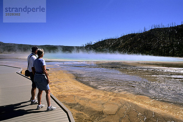 Touristen am Grand Prismatic Spring  Yellowstone National Park