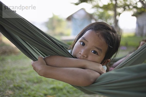 Junges Mädchen in einer Hängematte  Laos