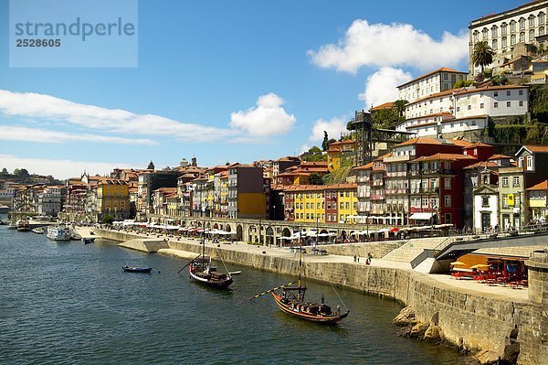 Blick vom Douro Fluss  Porto  Portugal