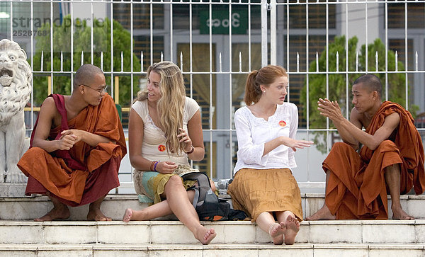 Amerikanische Studenten sprechen Sie mit lokalen Mönche  Rangun  Myanmar