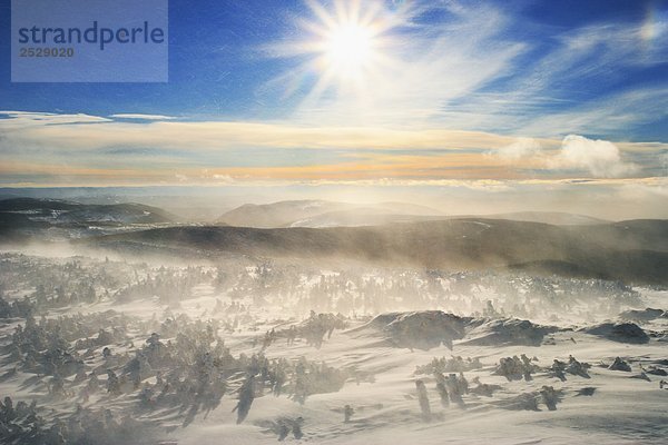 Weht Schnee und Mont Logan bei Sonnenaufgang  Gaspesie Nationalpark  Québec