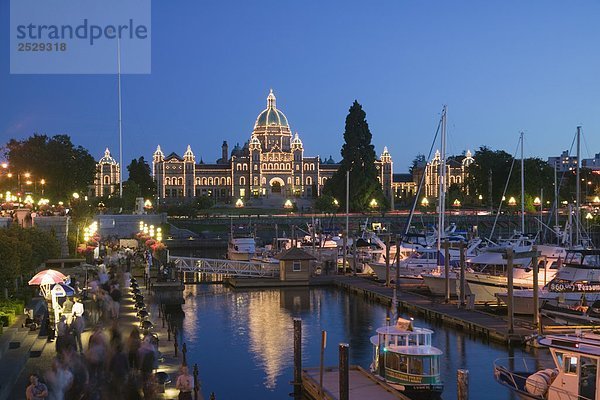 Parlamentsgebäude und inneren Hafen in der Nacht  Victoria  BC