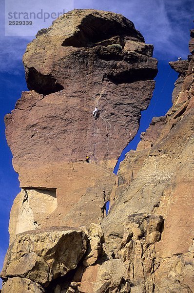Bergsteiger auf dem Monkey Gesicht   Smith Rock State Park  in der Nähe Terrebonne  Oregon von