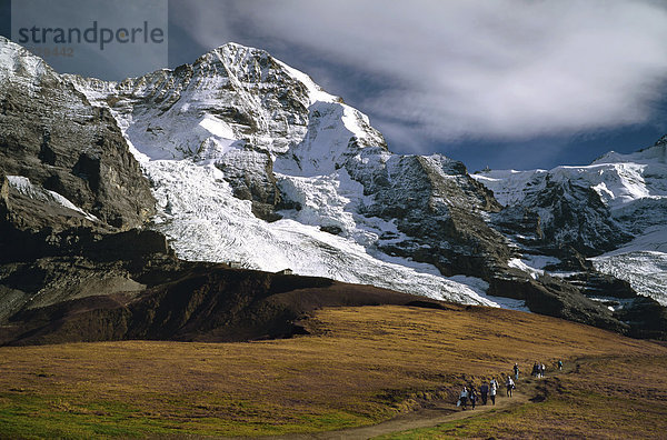 Wanderer unterhalb der Mönche und der Jungfraujoch  Schweiz