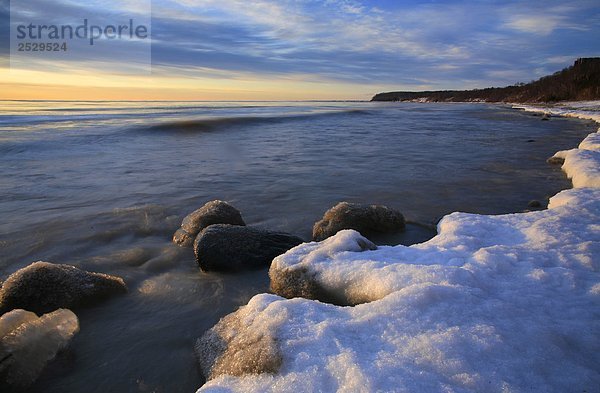 Eis und Felsen am Lake Michigan bei Sonnenuntergang  Wisconsin