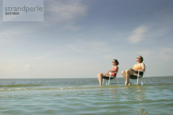 Zwei Frauen Sonnenbaden im Wasser