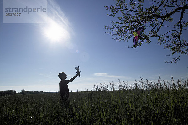 Boy blickte zu Kite stecken in Calgary  Alberta-Struktur