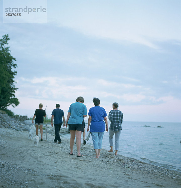 Familie Spaziergang Strand am Lake Winnipeg  Manitoba  Whytwold
