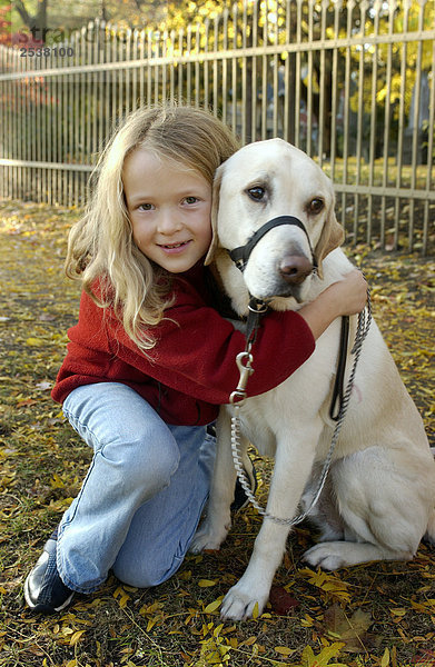 Mädchen knuddeln Hund