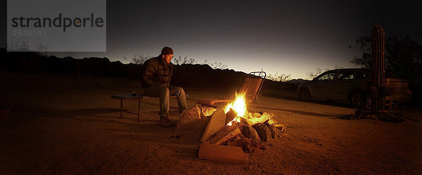 Sitzen von Lagerfeuer in der Mojave-Wüste  California