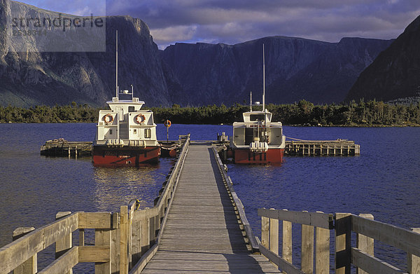 Ausflugsschiffen. Western Brook Pond. Herbst. Kanada. Gros Morne National Park  Neufundland.