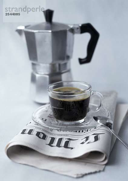 Schwarzen Kaffee und Zeitung