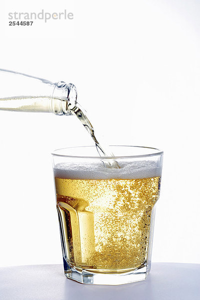 Pouring weiß Bier in ein Glas