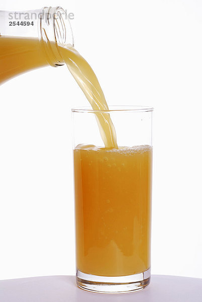 Pouring Apfelsaft in ein Glas