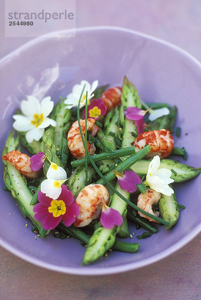 Langusten  Spargel und Primrose Salat
