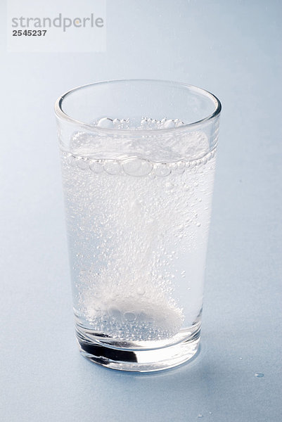 Brausetablette in einem Glas Wasser